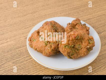 Snack e Dessert, tailandese tradizionale pesce fritto torte servite su un piatto bianco. Foto Stock