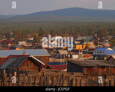 Tramonto sopra le cabine di legno e foreste di Khuzir village, il lago Baikal, Siberia, Russia Foto Stock