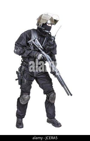 Spec Ops soldato in uniforme nera e la maschera per il viso con fucile a canna liscia Foto Stock