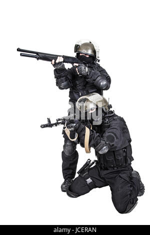 Due spec ops soldati in uniforme nera in azione Foto Stock