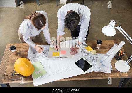 Gli architetti che lavorano in ufficio Foto Stock