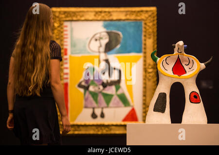 Londra, Regno Unito. Il 15 giugno 2017. Pittura Femme accroupie di Pablo Picasso, 1954, est. GBP 6.5-8.5m e la scultura Projet pour un monumento di Joan Miro, 1972, est. GBP 800,000-1,200,000. Casa d'aste Sotheby's presenta punti di riferimento int egli lo sviluppo di Arte Moderna a condurre Sotheby's & impressionista Arte Moderna Vendita di sera il 21 giugno 2017. Foto Stock