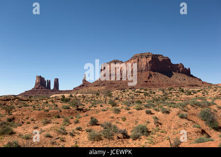 Mesa e aghi creato da erosione di vento in Monument Valley Utah Foto Stock