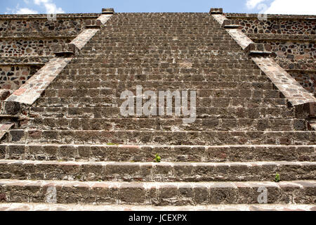 Le scale conducono alla sommità di una piramide azteca Foto Stock