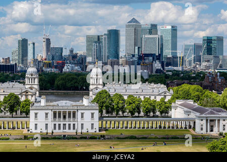 Canary Wharf skyline con Museo Marittimo Nazionale in primo piano, da Greenwich (vicino a Londra), England, Regno Unito Foto Stock