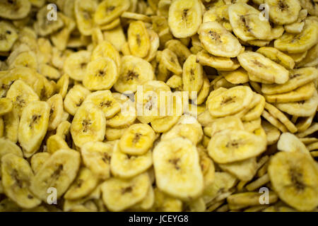 Banana Chips fette di Banane essiccate sfondo. Mangiare sano. Foto Stock