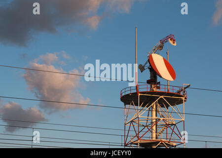 Torri di telecomunicazione con antenne satellitari e antenne Foto Stock