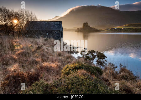 Alba a laghi Cregennan sostenuta da Cadair Idris, Parco Nazionale di Snowdonia, Gwynedd, il Galles del Nord Foto Stock