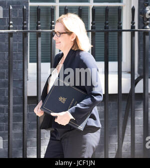 Londra, Regno Unito. 15 GIU, 2017. Ambra Rudd Home Secretary, arriva a Downing Street dopo la Torre di Londra il blocco fire Credito: Ian Davidson/Alamy Live News Foto Stock