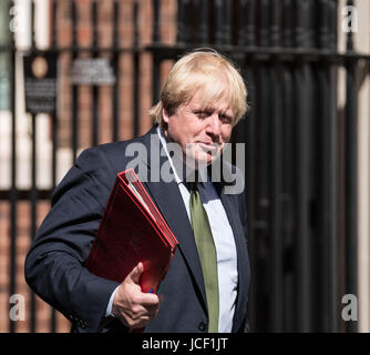 Londra, Regno Unito. 15 GIU, 2017. Boris Johnson, Ministro degli Esteri, arriva a Downing Street dopo la Torre di Londra il blocco fire Credito: Ian Davidson/Alamy Live News Foto Stock