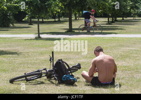 Londra, Regno Unito. Il 15 giugno, 2017. Le persone che si godono il sole in giardini di Kensington su un avvertire giornata di sole a Londra Credito: amer ghazzal/Alamy Live News