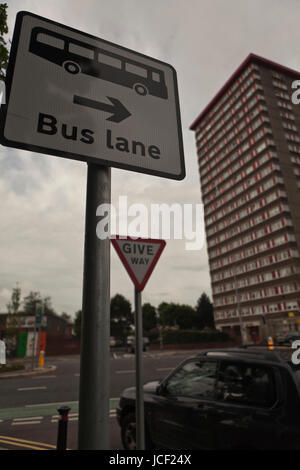 Belfast, Regno Unito. Il 15 giugno, 2017. Nella scia del Grenfell blocco a torre di fuoco a Londra l'Irlanda del Nord Alloggiamento Executive (NIHE) sono per controllare tutti i torre residenziale alloggiamento blocco nelle prossime settimane Credito: Bonzo Alamy/Live News Foto Stock