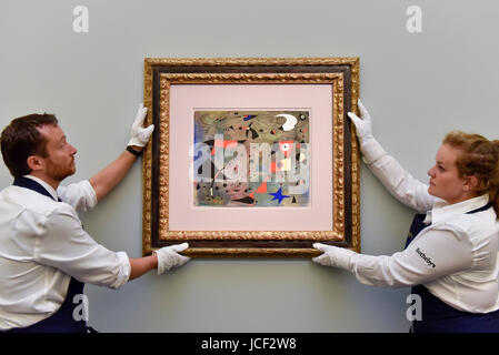 Londra, Regno Unito. Il 15 giugno 2017. I tecnici appendere "Femme et oiseaux', 1940, di Joan Miró (stima su richiesta). Anteprima di opere di Impressionisti e di arte moderna vendita, svolge da Sotheby's New Bond Street il 21 giugno. Credito: Stephen Chung / Alamy Live News Foto Stock
