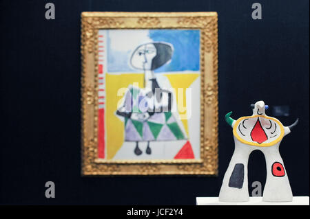 Londra, Regno Unito. Il 15 giugno 2017. Una scultura denominato " Projet pour un monumento", 1972, di Joan Miró (stima GBP0.8-1.2m) è visto di fronte a un dipinto chiamato 'Femme accroupie', 1954, di Pablo Picasso (stima GBP6.5-8.5m). Anteprima di opere di Impressionisti e di arte moderna vendita, svolge da Sotheby's New Bond Street il 21 giugno. Credito: Stephen Chung / Alamy Live News Foto Stock