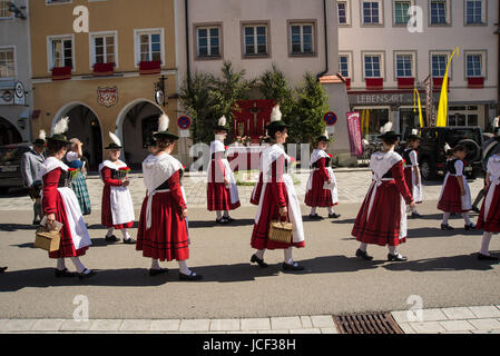 Neuoetting, Germania. Il 15 giugno, 2017. I parrocchiani a piedi in processione per la festa del Corpus Domini credito: come/Alamy Live News Foto Stock