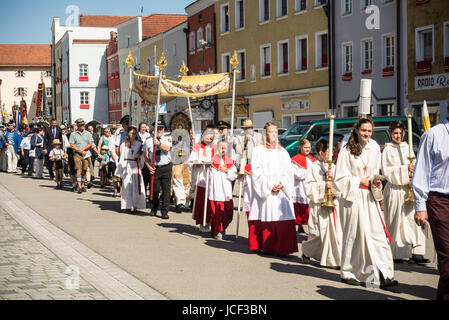 Neuoetting, Germania. Il 15 giugno, 2017. I parrocchiani a piedi in processione per la festa del Corpus Domini credito: come/Alamy Live News Foto Stock