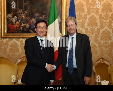 Roma, Italia. 14 Giugno, 2017. Primo Ministro italiano Paolo Gentiloni (R) scuote le mani con Han Zheng, membro dell'ufficio politico del Comitato Centrale del Partito Comunista della Cina (CPC) e segretario della CPC Shanghai comitato comunale, durante il loro incontro a Roma, Italia, il 14 giugno 2017. Credito: Chen Zhengbao/Xinhua/Alamy Live News Foto Stock