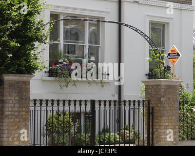 Londra, Regno Unito. 15 GIU, 2017. Il giorno dopo la Torre Grenfell Fire: persone gettare i fiori, scrivere sulla scheda e di portare un po' di cibo e vestiti a Latimer Chiesa e comunità locale, mentre i vigili del fuoco gradualmente indaga l'edificio, Londra, UK Credit: Nastia M/Alamy Live News Foto Stock