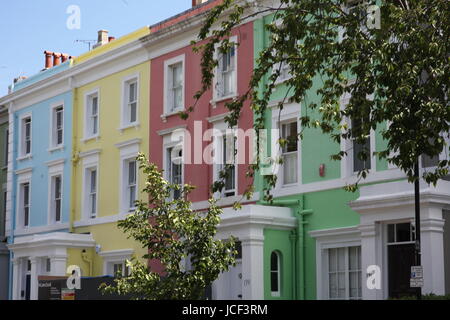 Londra, Regno Unito. 15 GIU, 2017. Il giorno dopo la Torre Grenfell Fire: persone gettare i fiori, scrivere sulla scheda e di portare un po' di cibo e vestiti a Latimer Chiesa e comunità locale, mentre i vigili del fuoco gradualmente indaga l'edificio, Londra, UK Credit: Nastia M/Alamy Live News Foto Stock