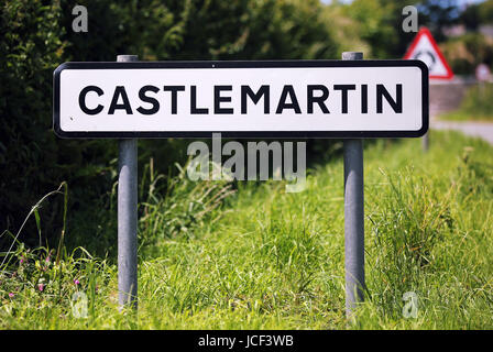 Castlemartin, UK. Il 15 giugno, 2017. Un segno di villaggio Castlemartin un soldato è stato ucciso e altri tre feriti dopo un incidente che coinvolga un serbatoio a Castlemartin gamma in Pembrokeshire, Galles, UK Credit: D Legakis/Alamy Live News Foto Stock