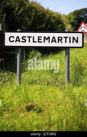 Castlemartin, UK. Il 15 giugno, 2017. Un segno di villaggio Castlemartin un soldato è stato ucciso e altri tre feriti dopo un incidente che coinvolga un serbatoio a Castlemartin gamma in Pembrokeshire, Galles, UK Credit: D Legakis/Alamy Live News Foto Stock