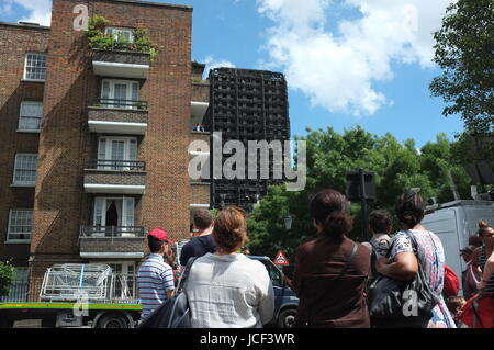 Notting Hill, Kensington, Regno Unito. 15 GIU, 2017. Il sito della torre Grenfell disastro incendio intorno alle ore 14.30 di giovedì, 15 giugno 2017. Notting Hill, a nord di Kensington, West London, Regno Unito. Credito: Robert Smith/Alamy Live News Foto Stock