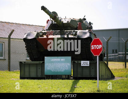 Castlemartin, UK. Il 15 giugno, 2017. Un Leopard MK1 serbatoio mediante l'ingresso alla gamma Castlemartin. Un soldato è stato ucciso e altri tre feriti dopo un incidente che coinvolga un serbatoio a Castlemartin gamma in Pembrokeshire, Galles, UK Credit: D Legakis/Alamy Live News Foto Stock