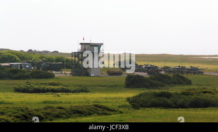 Castlemartin, UK. Il 15 giugno, 2017. Serbatoi e una torre in gamma Castlemartin. Un soldato è stato ucciso e altri tre feriti dopo un incidente che coinvolga un serbatoio a Castlemartin gamma in Pembrokeshire, Galles, UK Credit: D Legakis/Alamy Live News Foto Stock