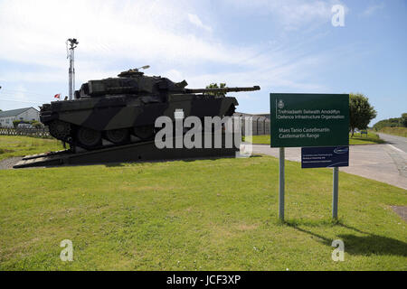 Castlemartin, UK. Il 15 giugno, 2017. Un serbatoio di ingresso alla gamma Castlemartin. Un soldato è stato ucciso e altri tre feriti dopo un incidente che coinvolga un serbatoio a Castlemartin gamma in Pembrokeshire, Galles, UK Credit: D Legakis/Alamy Live News Foto Stock