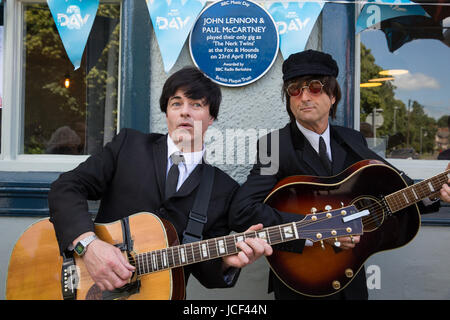 Caversham, Regno Unito. Il 15 giugno, 2017. Beatles tribute band levare Beatles gioco dopo l'attore e cantante e cantautore Kate Robbins ha svelato una targa blu sulla BBC Music giorno al The Fox and Hounds pub per commemorare John Lennon e Paul McCartney giocano il loro concerto solo lì come 'l'Nerk Twins' il 23 aprile 1960. Essi sono detti avere hitchhiked giù da Liverpool per giocare al pub e ha lavorato anche dietro il bar vi. Kate Robbins è Paul McCartney's secondo cugino e crebbe nel pub. Credito: Mark Kerrison/Alamy Live News Foto Stock