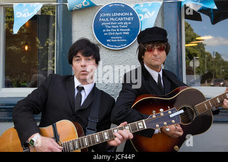 Caversham, Regno Unito. Il 15 giugno, 2017. Beatles tribute band levare Beatles gioco dopo l'attore e cantante e cantautore Kate Robbins ha svelato una targa blu sulla BBC Music giorno al The Fox and Hounds pub per commemorare John Lennon e Paul McCartney giocano il loro concerto solo lì come 'l'Nerk Twins' il 23 aprile 1960. Essi sono detti avere hitchhiked giù da Liverpool per giocare al pub e ha lavorato anche dietro il bar vi. Kate Robbins è Paul McCartney's secondo cugino e crebbe nel pub. Credito: Mark Kerrison/Alamy Live News Foto Stock