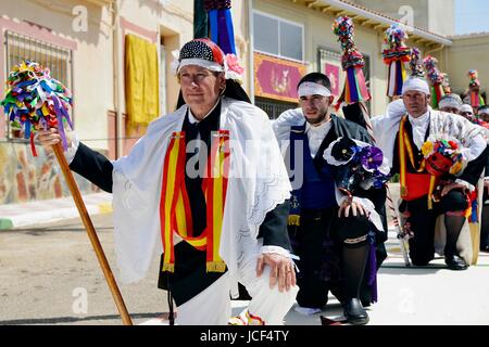 Camunas, Toledo, Spagna. Il 15 giugno, 2017. Festa 'Danzantes Pecados y'. Celebrazione del giorno del Corpus Domini, che risale a molti secoli e assume la forma di un'Auto Sacramentale. Si tratta della eterna lotta tra il bene e il male rappresentato con i ballerini e i peccati. Le persone che rappresentano "ins" portano costumi, asta lunga e un orribile maschera. Dichiarata interesse turistico nazionale. Credito: M.Ramirez/Alamy Live News Foto Stock