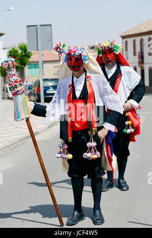 Camunas, Toledo, Spagna. Il 15 giugno, 2017. Festa 'Danzantes Pecados y'. Celebrazione del giorno del Corpus Domini, che risale a molti secoli e assume la forma di un'Auto Sacramentale. Si tratta della eterna lotta tra il bene e il male rappresentato con i ballerini e i peccati. Le persone che rappresentano "ins" portano costumi, asta lunga e un orribile maschera. Dichiarata interesse turistico nazionale. Credito: M.Ramirez/Alamy Live News Foto Stock