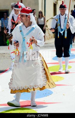 Camunas, Toledo, Spagna. Il 15 giugno, 2017. Festa 'Danzantes Pecados y'. Celebrazione del giorno del Corpus Domini, che risale a molti secoli e assume la forma di un'Auto Sacramentale. Si tratta della eterna lotta tra il bene e il male rappresentato con i ballerini e i peccati. Il 'Madama', carattere di rappresentazione. Dichiarata interesse turistico nazionale. Credito: M.Ramirez/Alamy Live News Foto Stock