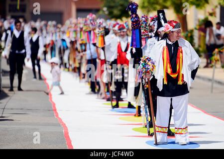 Camunas, Toledo, Spagna. Il 15 giugno, 2017. Festa 'Danzantes Pecados y'. Celebrazione del giorno del Corpus Domini, che risale a molti secoli e assume la forma di un'Auto Sacramentale. Si tratta della eterna lotta tra il bene e il male rappresentato con i ballerini e i peccati. Persone che rappresentano "ins" portano costumi, asta lunga e un orribile maschera. Dichiarata interesse turistico nazionale. Credito: M.Ramirez/Alamy Live News Foto Stock