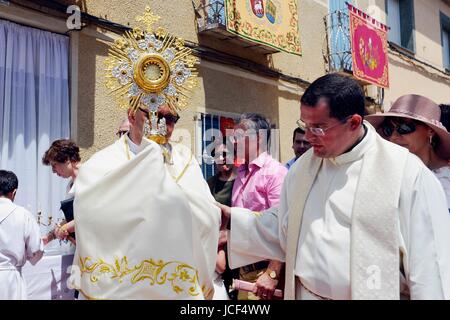 Camunas, Toledo, Spagna. Il 15 giugno, 2017. Festa 'Danzantes Pecados y'. Celebrazione del giorno del Corpus Domini, che risale a molti secoli e assume la forma di un'Auto Sacramentale. Si tratta della eterna lotta tra il bene e il male rappresentato con i ballerini e i peccati. I bambini che hanno fatto la Prima Comunione sono integrati nella processione del Corpus. Dichiarata interesse turistico nazionale. Credito: M.Ramirez/Alamy Live News Foto Stock