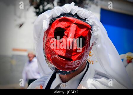 Camunas, Toledo, Spagna. Il 15 giugno, 2017. Festa 'Danzantes Pecados y'. Celebrazione del giorno del Corpus Domini, che risale a molti secoli e assume la forma di un'Auto Sacramentale. Si tratta della eterna lotta tra il bene e il male rappresentato con i ballerini e i peccati. I caratteri che rappresentano "l'Danzantes', i ballerini sono le virtù e rappresentano il bene, indossano il naso lungo maschera. Dichiarata interesse turistico nazionale. Credito: M.Ramirez/Alamy Live News Foto Stock