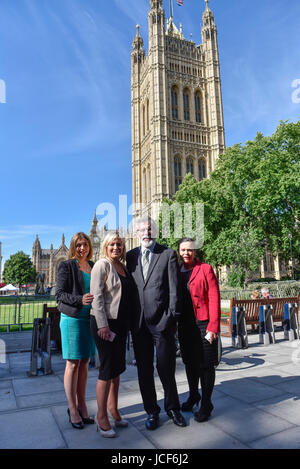 Londra, Regno Unito. Il 15 giugno, 2017. (L a R) McCallion Eliseo, Michelle O'Neill, leader del Sinn Féin Gerry Adams, presidente, e Mary Lou McDonald fuori le case del Parlamento dopo la loro visita al numero 10. I membri dell'Assemblea dell'Irlanda del Nord visita a Downing Street per colloqui con il Primo Ministro Theresa Maggio successivo i risultati delle elezioni generali. I conservatori britannici sono in cerca di lavoro con il democratico partito unionista al fine di formare un governo di minoranza. Credito: Stephen Chung/Alamy Live News Foto Stock