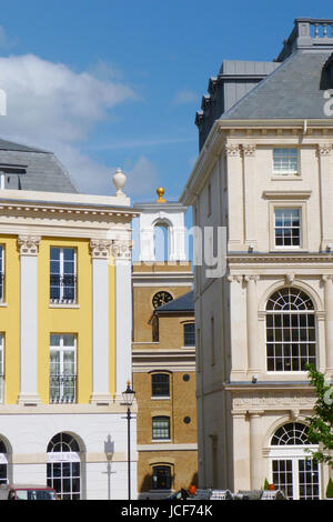 Dorchester, Regno Unito. Il 15 giugno, 2017. Una giornata di sole su 'Regina Madre Square' in Prince Charles's Poundbury, Dorchester Credito: stuart fretwell/Alamy Live News Foto Stock