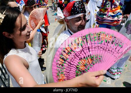 Camunas, Toledo, Spagna. Il 15 giugno, 2017. Una giovane donna dà aria ad un partecipante nella processione del Corpus Domini con un ventilatore. Parte della Spagna sta vivendo una ondata di caldo con temperature fino a 42C gradi. Credito: M.Ramirez/Alamy Live News Foto Stock