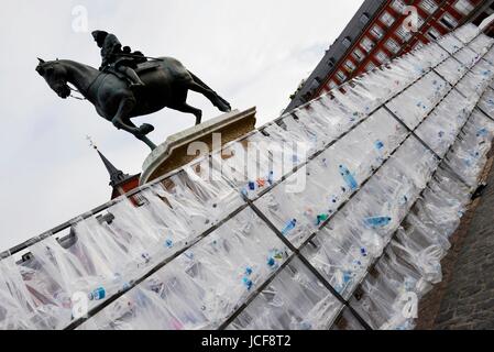 Madrid, Spagna. Il 15 giugno, 2017. Anonimo artista 'Colective Luzinterruptus' creare il pezzo artistico "il labirinto dei rifiuti", un'installazione aperta al pubblico dal 15 al 18 giugno. L'installazione sono costruiti da utilizzare sacchetti di plastica e bottiglie. Le bottiglie vuote principalmente essere raccolte in ed intorno a Plaza Mayor, piazza principale. Credito: M.Ramirez/Alamy Live News Foto Stock