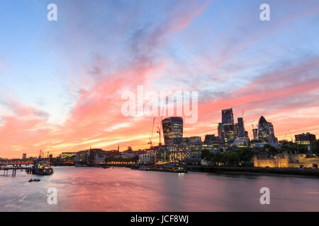 Una bellissima giornata di sole termina con un incredibile Cielo di tramonto in un panorama su City Hall, Shard, città di Londra e il fiume Tamigi a Londra, Regno Unito Foto Stock