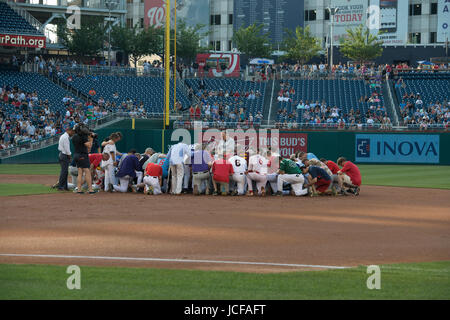 Dal 1909, i soci, entrambi democratici e repubblicani della Camera dei Rappresentanti e del Senato degli Stati Uniti hanno svolto nel congresso annuale di Baseball gioco con il denaro raccolto dalla vendita di biglietti, donato a enti di beneficenza locali.. Quest'anno, entrambe le squadre hanno giocato a onore House maggioranza frusta, Steve Scalise, R-LA che è stato ucciso durante una sessione di pratica. Foto Stock