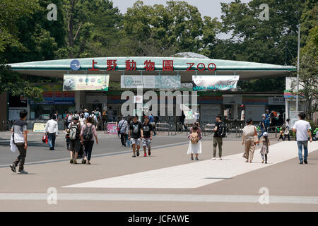 I visitatori a piedi il cancello di ingresso di Ueno Zoo il 16 giugno 2017, Tokyo, Giappone. Ueno Zoo panda gigante Shin Shin ha dato i natali a un cub su Giugno 12, cinque anni dopo Shin Shin ha dato una nascita ad un cucciolo maschio che morì di polmonite sei giorni più tardi. Alcuni negozi e negozi intorno a Ueno esprimono auspici di congratulazioni da inviare messaggi fuori i loro edifici. Credito: Rodrigo Reyes Marin/AFLO/Alamy Live News Foto Stock