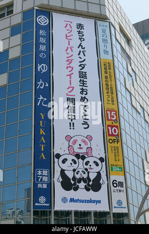 Il parco Ueno i visitatori a piedi passato un cartello per il panda gigante al di fuori dello Zoo di Ueno il 16 giugno 2017, Tokyo, Giappone. Ueno Zoo panda gigante Shin Shin ha dato i natali a un cub su Giugno 12, cinque anni dopo Shin Shin ha dato una nascita ad un cucciolo maschio che morì di polmonite sei giorni più tardi. Alcuni negozi e negozi intorno a Ueno esprimono auspici di congratulazioni da inviare messaggi fuori i loro edifici. Credito: Rodrigo Reyes Marin/AFLO/Alamy Live News Foto Stock