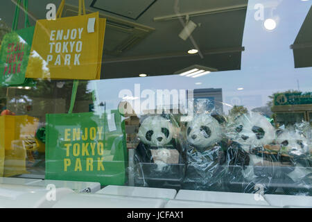 Giocattoli Panda sul display in un negozio di souvenir nel Parco di Ueno il 16 giugno 2017, Tokyo, Giappone. Ueno Zoo panda gigante Shin Shin ha dato i natali a un cub su Giugno 12, cinque anni dopo Shin Shin ha dato una nascita ad un cucciolo maschio che morì di polmonite sei giorni più tardi. Alcuni negozi e negozi intorno a Ueno esprimono auspici di congratulazioni da inviare messaggi fuori i loro edifici. Credito: Rodrigo Reyes Marin/AFLO/Alamy Live News Foto Stock