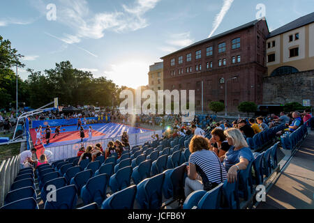 Hradec Kralove, Repubblica Ceca. Il 15 giugno, 2017. Pubblico assistere alla cerimonia di apertura della FIBA donna europea del campionato di basket a Hradec Kralove, Repubblica Ceca il 15 giugno 2017. Credito: David Tanecek/CTK foto/Alamy Live News Foto Stock