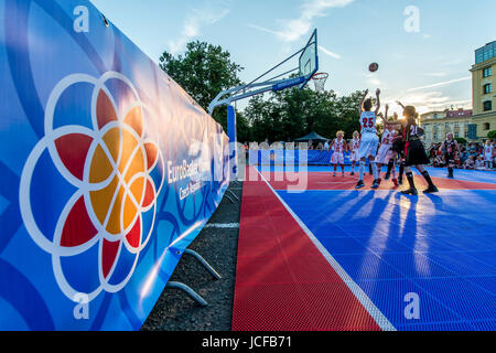 Hradec Kralove, Repubblica Ceca. Il 15 giugno, 2017. Programma di accompagnamento durante la cerimonia di apertura della FIBA donna europea del campionato di basket a Hradec Kralove, Repubblica Ceca il 15 giugno 2017. Credito: David Tanecek/CTK foto/Alamy Live News Foto Stock