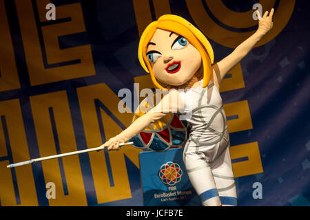 Hradec Kralove, Repubblica Ceca. Il 15 giugno, 2017. Fairy Shiny, mascotte della FIBA EuroBasket donne 2017, danze durante la cerimonia di apertura della FIBA donna europea del campionato di basket a Hradec Kralove, Repubblica Ceca il 15 giugno 2017. Credito: David Tanecek/CTK foto/Alamy Live News Foto Stock