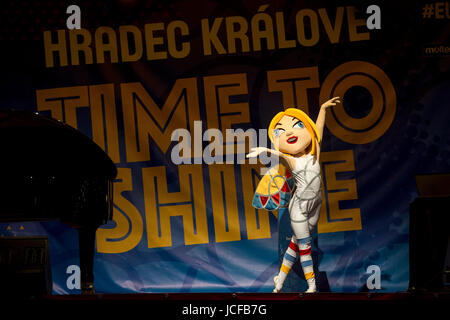 Hradec Kralove, Repubblica Ceca. Il 15 giugno, 2017. Fairy Shiny, mascotte della FIBA EuroBasket donne 2017, danze durante la cerimonia di apertura della FIBA donna europea del campionato di basket a Hradec Kralove, Repubblica Ceca il 15 giugno 2017. Credito: David Tanecek/CTK foto/Alamy Live News Foto Stock